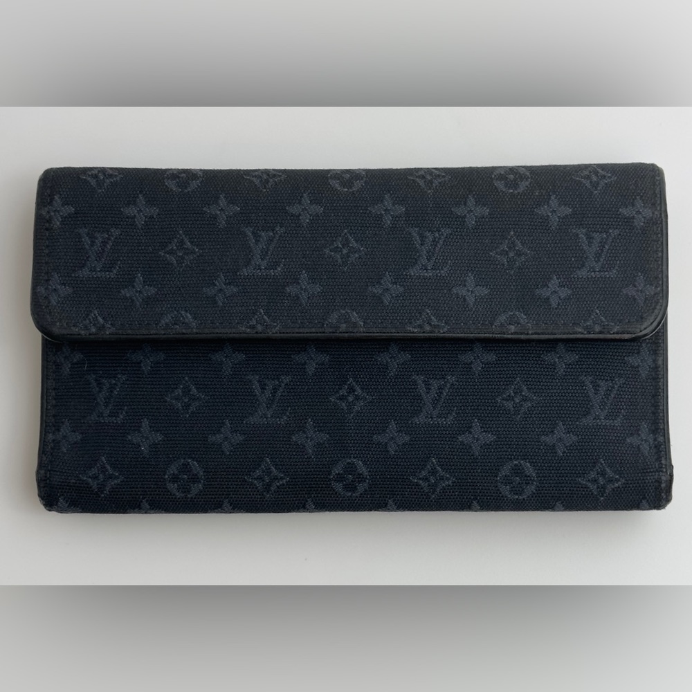 Authentic Louis Vuitton Mini Lin International Wallet hand, painted